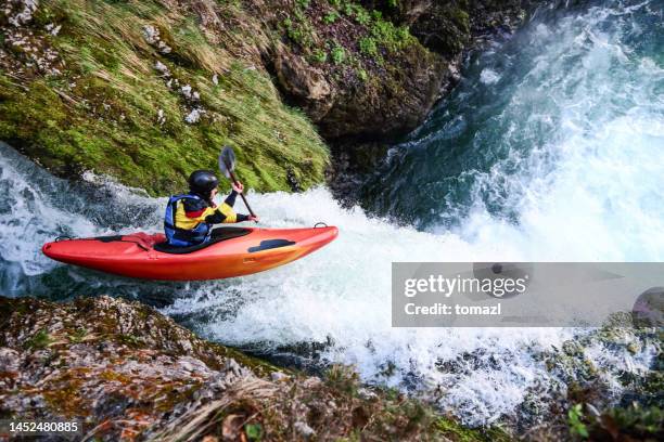 kayak sopra una grande cascata - kayak foto e immagini stock