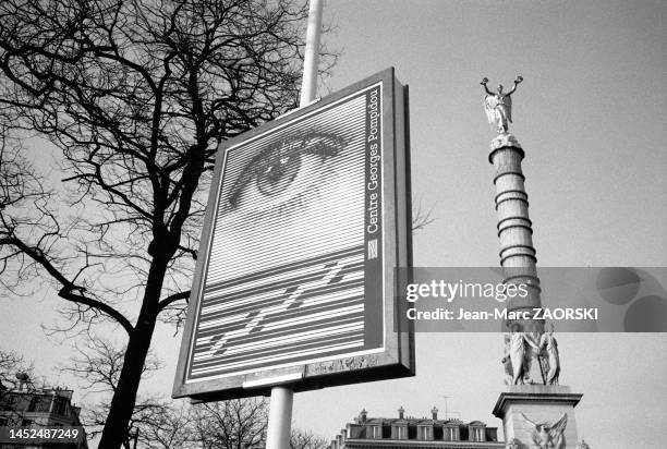 Affiche sur un panneau d'affichage faisant la promotion du Centre Beaubourg Georges Pompidou et colonne de Juillet de la Place de la Bastille le 26...