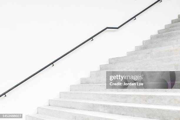 empty steps against wall - staircase imagens e fotografias de stock