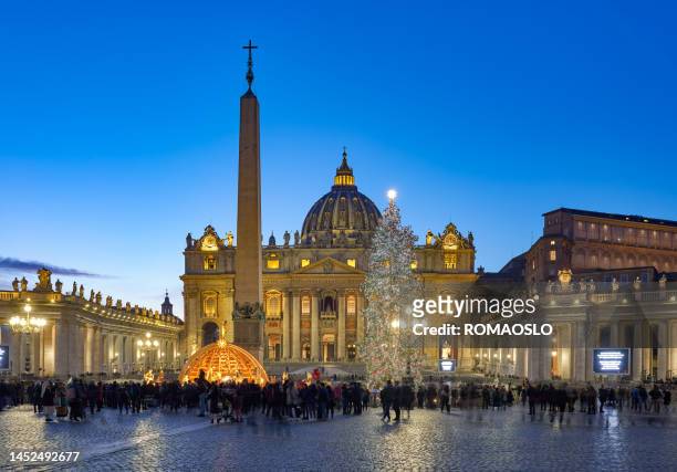 petersdom und platz zu weihnachten, vatikan rom italien - rom weihnachten stock-fotos und bilder