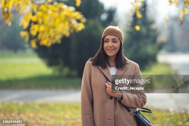 herbst tag im freien - wollmütze stock-fotos und bilder