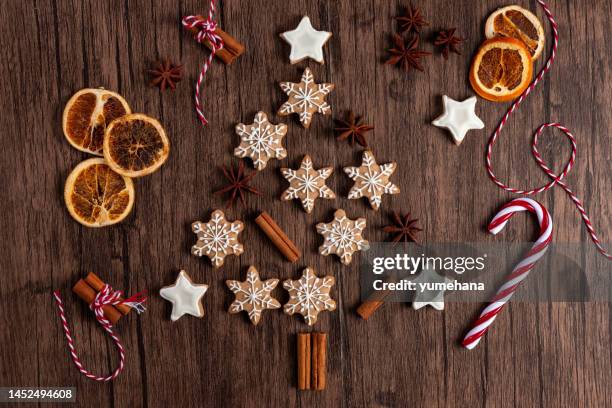 homemade christmas gingerbread cookies on wooden table, top view - gingerbread biscuit stock pictures, royalty-free photos & images