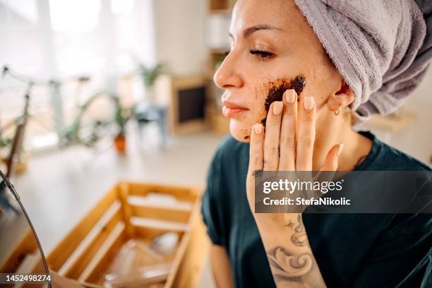 i take care of my face - esfoliação imagens e fotografias de stock