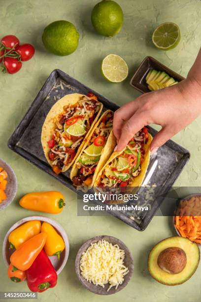 vegan tacos avvolge il cibo tex mex con fagioli, avocado, cavolfiore arrosto e verdure - food styling foto e immagini stock