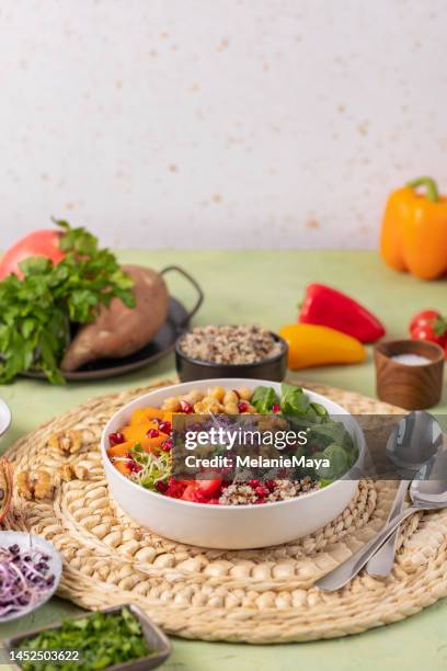 vegane quinoa-salatschüssel mit saisonalem wintergemüse, süßkartoffeln, kichererbsen, sprossen und granatapfel - quinoa stock-fotos und bilder