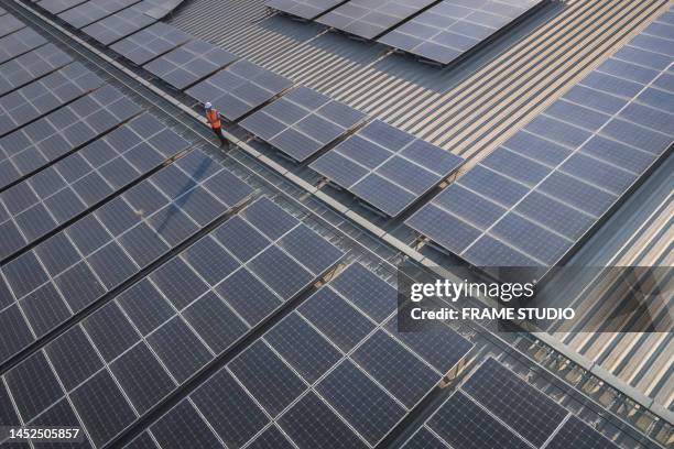 engineers check and install solar panels solar panels on the roof of the building a department store supply electrical energy to the air-conditioning and lighting system in the building. clean and pure energy to replace traditional electricity or coal. an - air vehicle 個照片及圖片檔