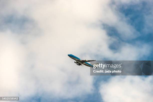 plane of a dutch airline fly climb into the sky - airplane sky stockfoto's en -beelden