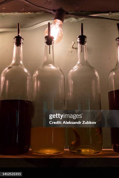 Various Varieties Of Vegetable Oil With Hot Pepper For Dressing And Adding To Pizza And Ready Meals Flavored Olive Truffle And Sesame Oil With Spices On A Wooden Shelf For Storing Food In A Catering Establishment Restaurant Cafe Or Pizzeria, Foto de stock