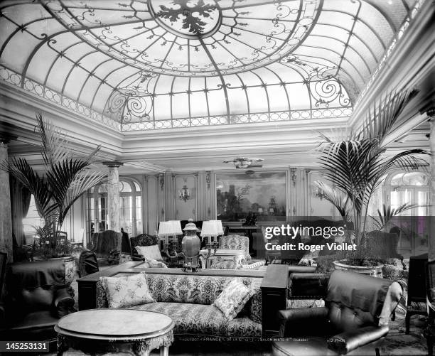 The mixed salon of 1st Class of the first passenger ship 'SS France', circa 1913.