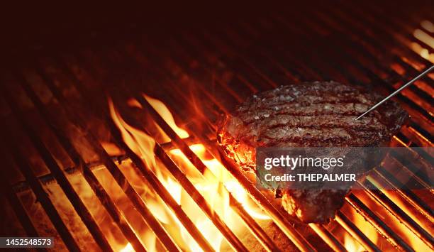 controllo della temperatura interna - rib-eye steak su un barbecue - grill fire meat foto e immagini stock