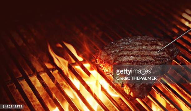 checking internal temp - rib-eye steak on a bbq - kalfsvlees stockfoto's en -beelden