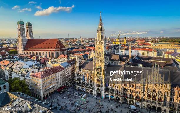 frauenkirche and neues rathaus - munich germany - guildhall fotografías e imágenes de stock