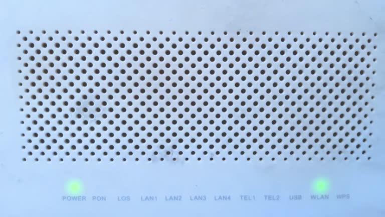 Lost Router Blinking Red blinking router or modem - loss connection 동영상 (1452627493) - 게티이미지뱅크