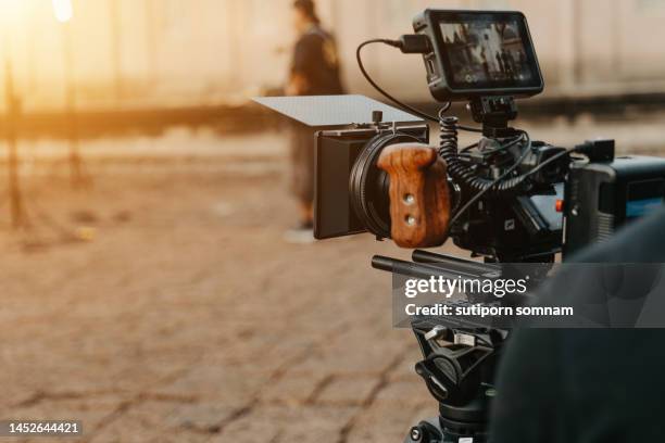 the cinema camera sits on a tripod. - viewfinder stockfoto's en -beelden