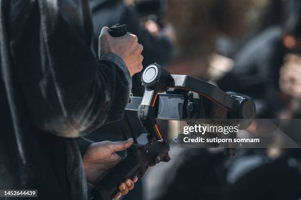 filmmaker use camera on stabilizer gimbal - cardanische-ophanging stockfoto's en -beelden