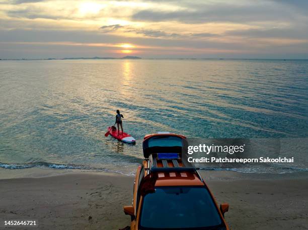 sea sunset paddle - strand pattaya stockfoto's en -beelden