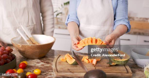 estate, frutta e donna con papaya in cucina pronta a fare sana merenda, macedonia e pranzo a casa. nutrizione, cibo e persone che tagliano la frutta tropicale per una dieta vegetariana, vegana e sana - papaia foto e immagini stock