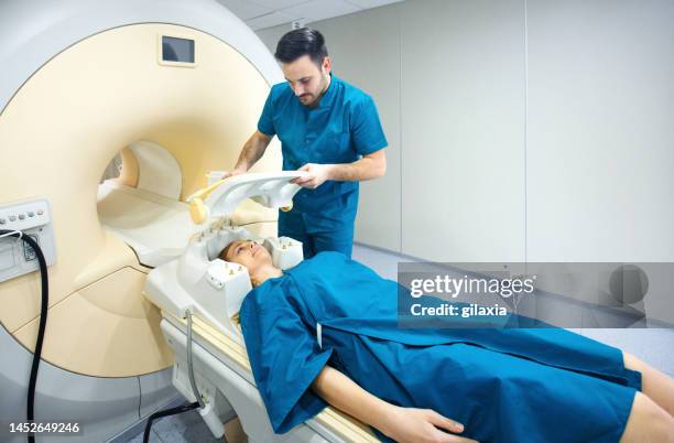 mri scanning procedure. - x-ray technician stock pictures, royalty-free photos & images