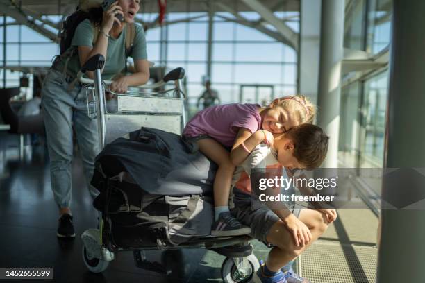 mientras se espera - carrito-para-equipaje fotografías e imágenes de stock