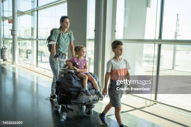 giovane famiglia sull'aeroporto - carrello a mano foto e immagini stock