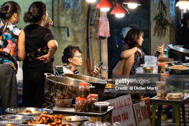 street food markets of hanoi old quarter in vietnam - hanoi cityscape stock pictures, royalty-free photos & images