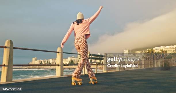 sommer-, mode- und mädchenrollerskates am strand genießen urlaub, urlaub und wochenendabenteuer. reisen, freiheit und frau mit trendigen, coolen und stylischen klamotten skaten für lustige bewegung - skate sports footwear stock-fotos und bilder