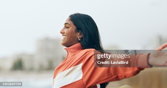 幸せなインドの女性、屋外の自由と腕、海の風、目的や幸福、モチベーションと健康、平和と希望で新鮮な空気を吸い込む。笑顔、楽観主義と夢、自然の中での成功 幸せなインドの女性、屋外の自由と腕、海の風、目的や幸福、モチベーションと健康、平和と希望で新鮮な空気を吸い込む。笑顔、楽観主義と夢、自然の中での成功