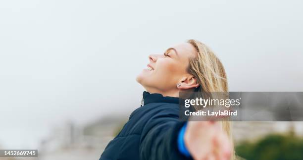 mujer feliz, libertad al aire libre brazos extendidos en el viento, respirar aire fresco o propósito, felicidad y motivación, paz y sueño, calma o esperanza. sonríe señora, optimismo y relájate en la naturaleza, bienestar o mindfulness - respirar fotografías e imágenes de stock