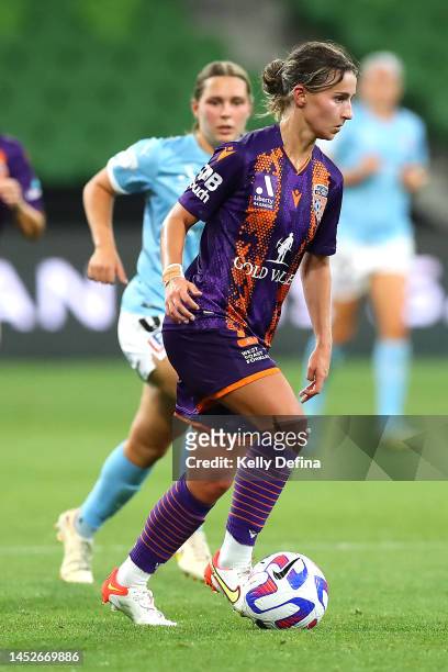 Sofia Sakalis of the Glory controls the ball during the round seven A-League Women's match between Melbourne City and Perth Glory at AAMI Park, on...