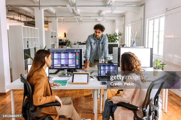 colleagues analysing  cryptocurrency at the office - fintech imagens e fotografias de stock