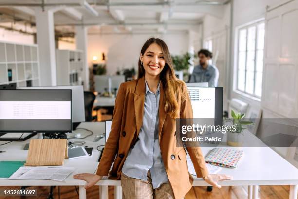 ritratto di giovane bella donna casualmente vestita nell'ufficio moderno - woman office foto e immagini stock