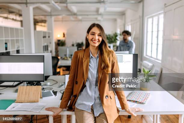 portrait of young beautiful casually clothed woman in the modern office - business desk imagens e fotografias de stock