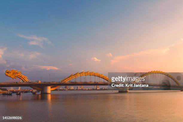 dragon bridge in da nang, vietnam - modern vietnam stockfoto's en -beelden