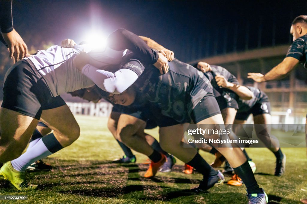 Rugby-Team übt Scrum