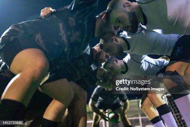 squadra di rugby che pratica la mischia - federazione di rugby foto e immagini stock