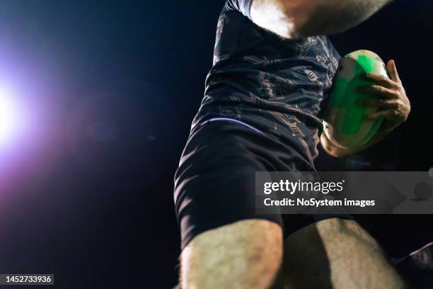 jogador de rugby em ação - try rugby - fotografias e filmes do acervo