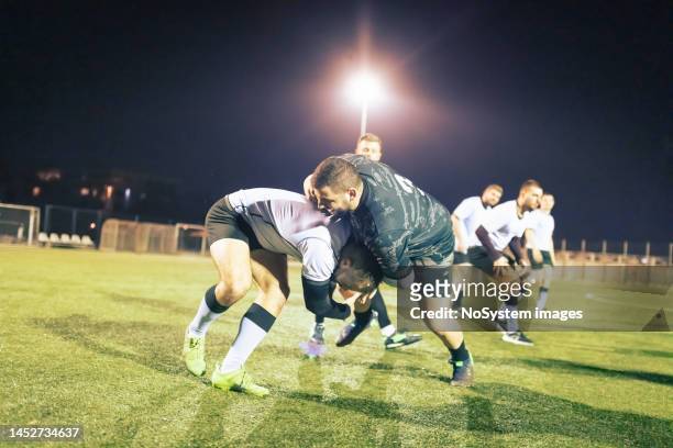 equipe de rugby no treino noturno. enfrentar - try rugby - fotografias e filmes do acervo