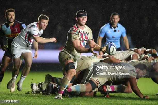 Magnus Bradbury of Bristol Bears passes the ball during the Gallagher Premiership Rugby match between Harlequins and Bristol Bears at The Stoop on...