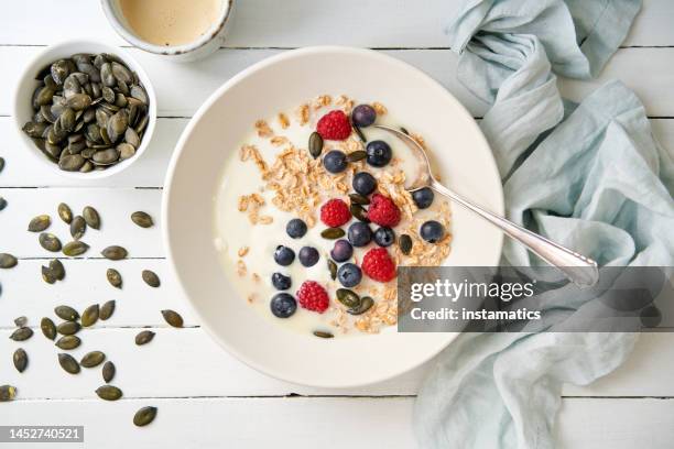 spelt muesli with berries - cereal bowl stockfoto's en -beelden