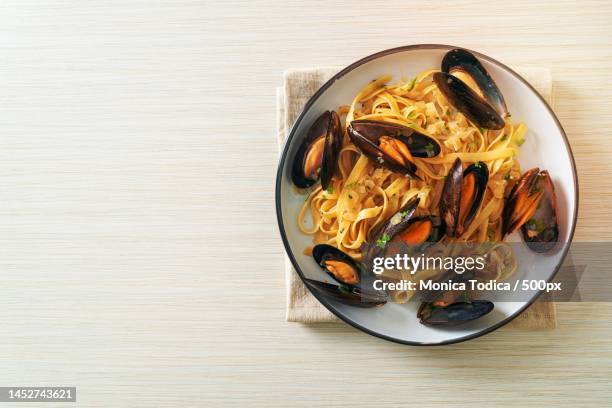 linguine spaghetti pasta vongole white wine sauce - linguini stock pictures, royalty-free photos & images