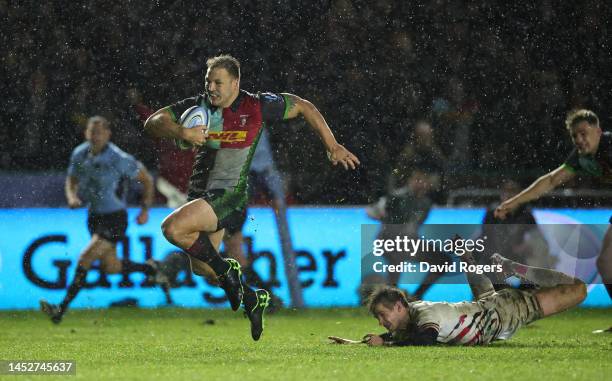 Andre Esterhuizen of Harlequins breaks with the ball during the Gallagher Premiership Rugby match between Harlequins and Bristol Bears at The Stoop...