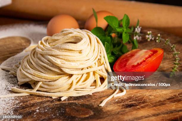 close-up of spaghetti on cutting board,state of santa catarina,brazil - tagliatelle fotografías e imágenes de stock