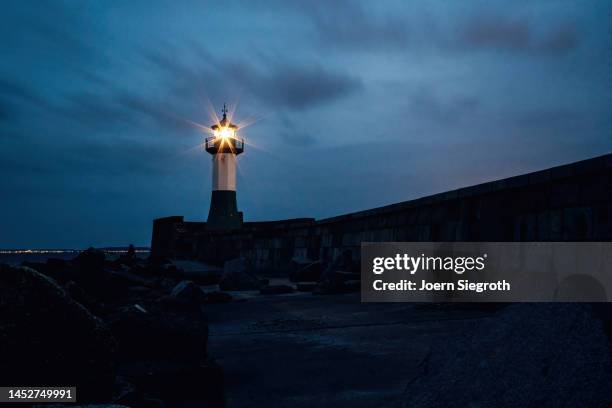 lighthouse at night - beacon stock pictures, royalty-free photos & images