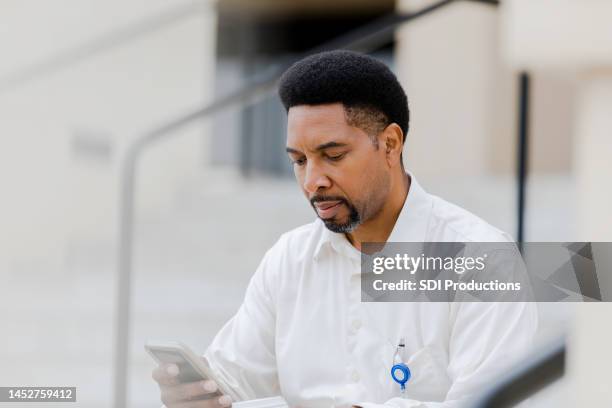 doctor reading an email - employee badge stock pictures, royalty-free photos & images