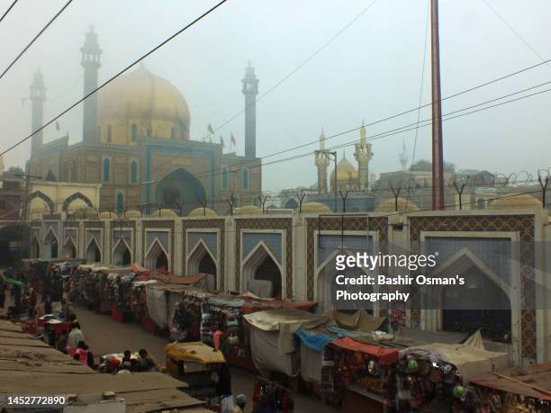bazaar around shrine of qalandar - sind stockfoto's en -beelden