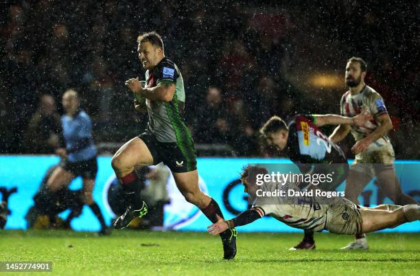 MacGinty of Bristol Bears manages to tackle Andre Esterhuizen to save a match winning try during the Gallagher Premiership Rugby match between...