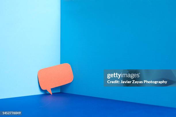 orange comic bubble on blue background - debatte stock-fotos und bilder