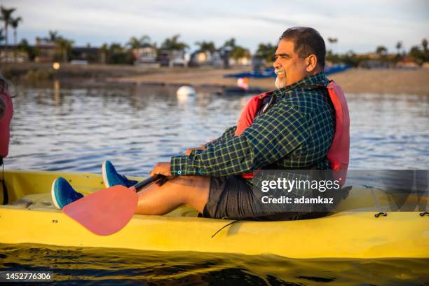 kayak para parejas hispanas mayores - fat guy on beach fotografías e imágenes de stock