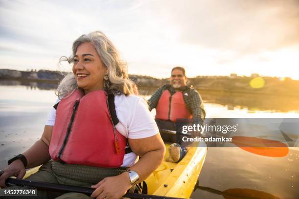 senior hispanic paar kajakfahren - kayak stock-fotos und bilder