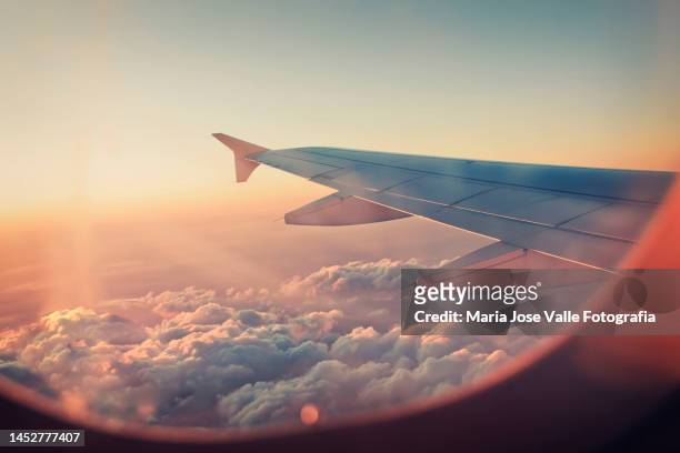 light - ala de avión fotografías e imágenes de stock